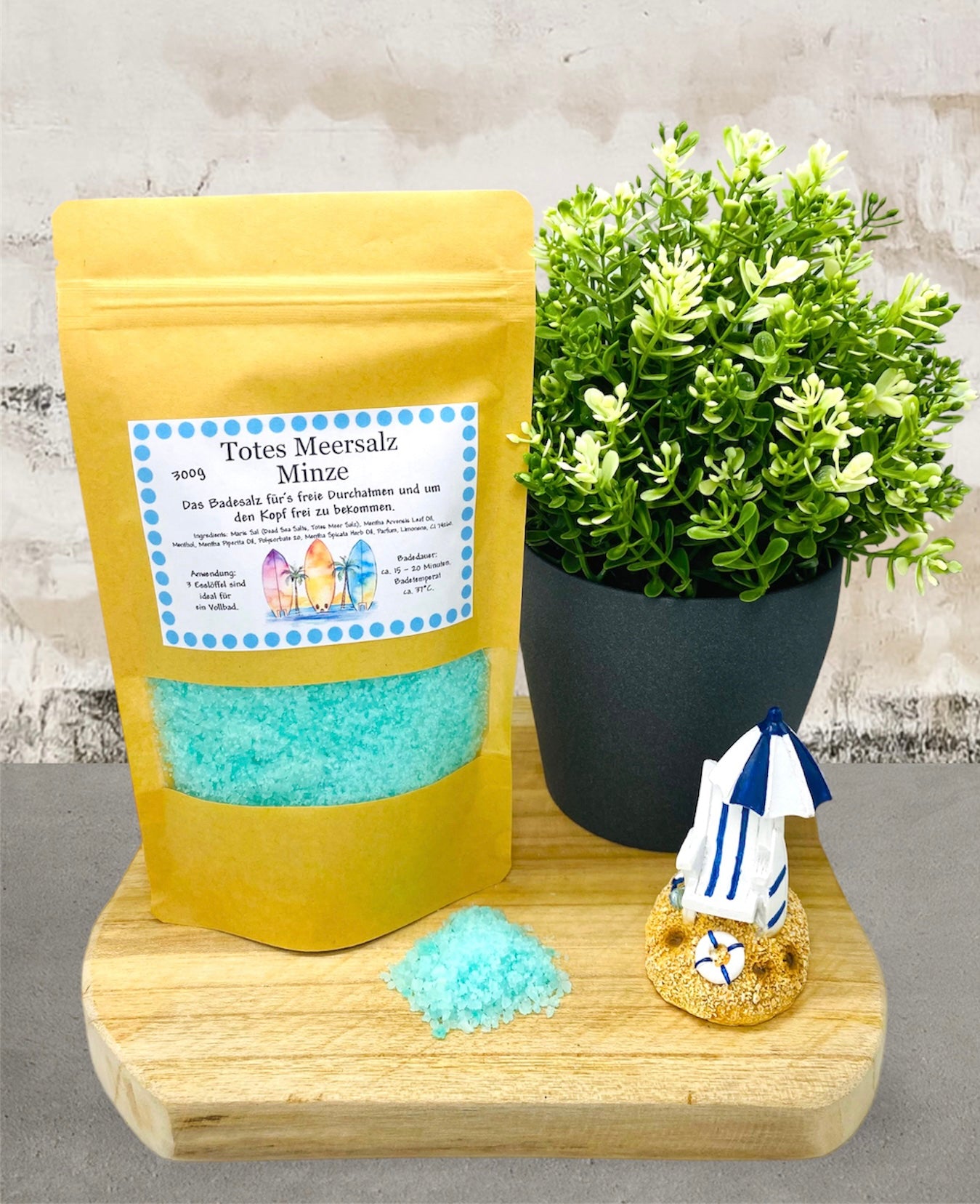 Minzfrische Meeresbrise: Badesalz in bedruckten Kraftpapiertüten mit Surfbrettmotiven und Palmenflair