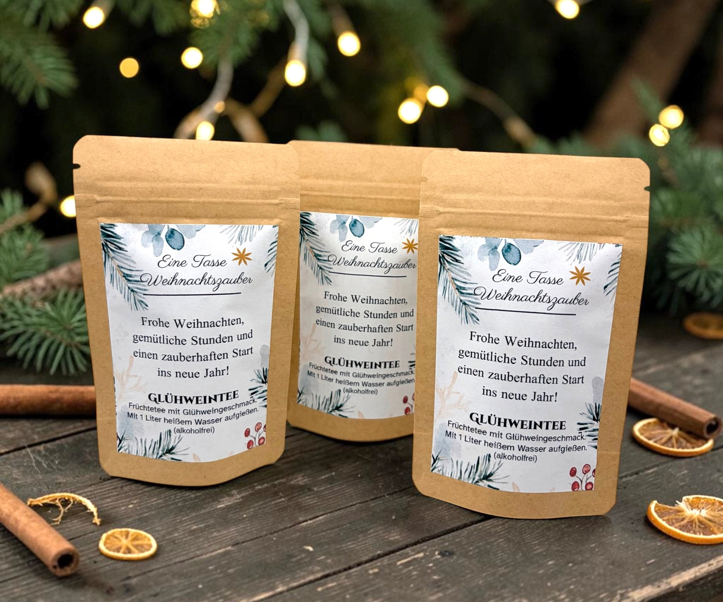 Braune Kraftpapiertüten mit weihnachtlichem Design stehen dekorativ auf einem rustikalen Holztisch. Die Tüten sind mit einem winterlich gestalteten Etikett versehen und enthalten eine Getränkemischung bzw. ein Heißgetränk zum Genießen. Im Hintergrund sorgen Tannenzweige, warme Lichter und weihnachtliche Dekoration für eine gemütliche Adventsstimmung.