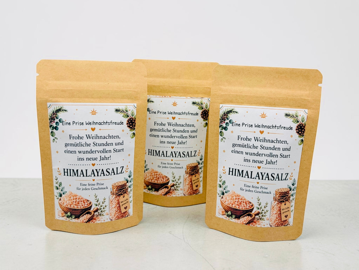 Drei liebevoll gestaltete Weihnachtsgeschenke mit Himalayasalz in Kraftpapierbeuteln. Eine kleine Aufmerksamkeit zu Weihnachten für Freunde, Nachbarn, Kollegen, Mitarbeiter, Lehrer oder Familie. Die weihnachtlichen Gewürzgeschenke mit dem Spruch „Eine Prise Weihnachtsfreude“ eignen sich ideal als kleines Dankeschön, Wichtelgeschenk, Weihnachtsmitbringsel oder Geschenkidee für die Adventszeit. Mediterraner Genuss für Pasta und gemütliche Weihnachtsmomente.