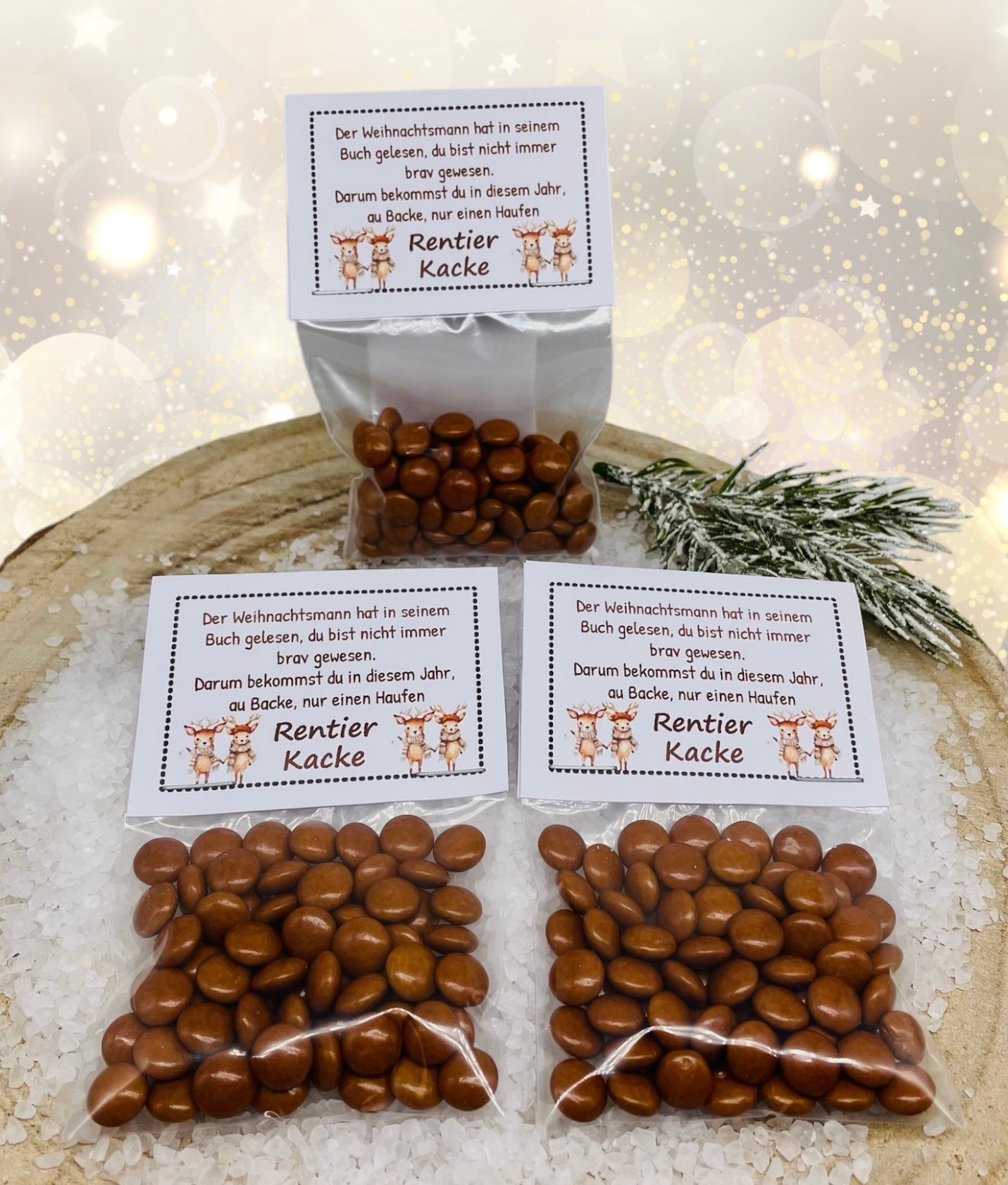 Schenken Sie Ihren Liebsten ein Lächeln zu Weihnachten – mit unseren lustigen "Rentier Pupse"! 
Dieses witzige Gastgeschenk ist perfekt für jede Weihnachtsfeier, als Mitbringsel oder originelles Wichtelgeschenk. Ob als süßer Hingucker im Adventskalender oder als persönliches Geschenk für Freunde und Familie – die Rentier Pupse, wahlweise aus braunen Schokolinsen, gebrannten Erdnüsse  oder Mandeln , sorgen für gute Laune. 
Jede Tüte wird liebevoll verpackt und mit einem personalisierten Anhänger versehen. 
O