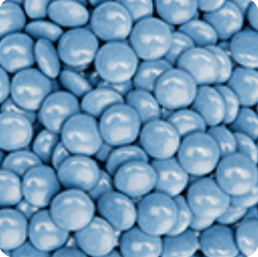 Tempting mini melting delight: milk chocolate lentils in passionate blue