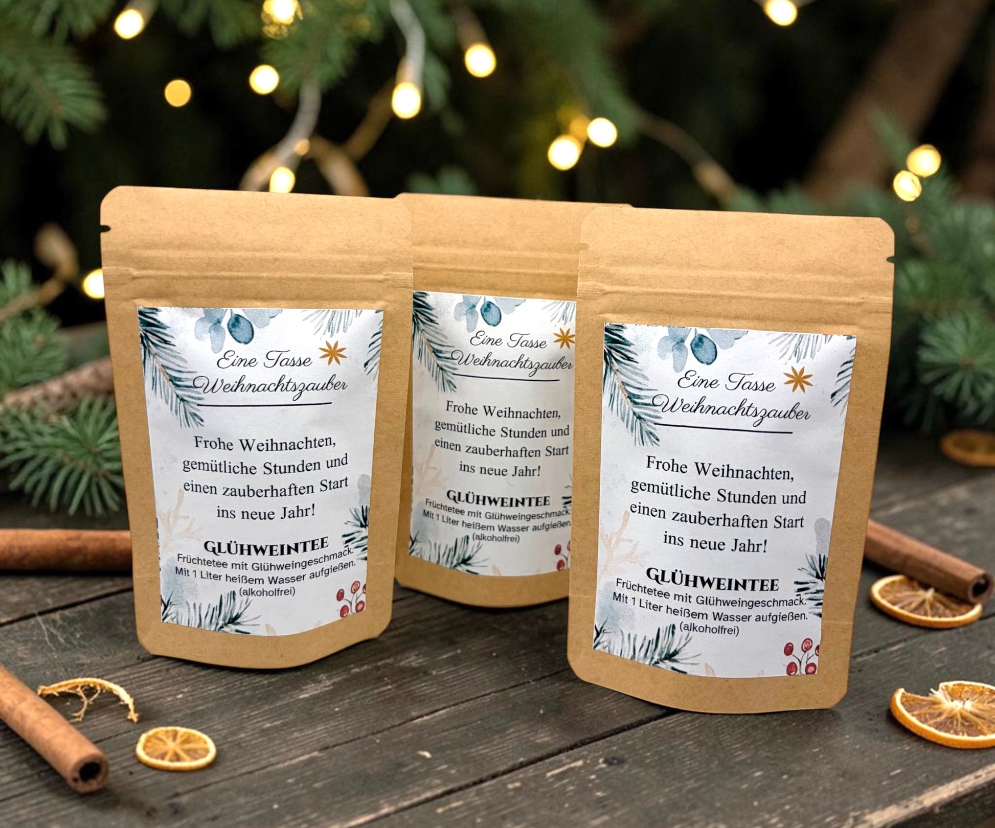 Braune Kraftpapiertüten mit weihnachtlichem Design stehen dekorativ auf einem rustikalen Holztisch. Die Tüten sind mit einem winterlich gestalteten Etikett versehen und enthalten eine Getränkemischung bzw. ein Heißgetränk zum Genießen. Im Hintergrund sorgen Tannenzweige, warme Lichter und weihnachtliche Dekoration für eine gemütliche Adventsstimmung.
