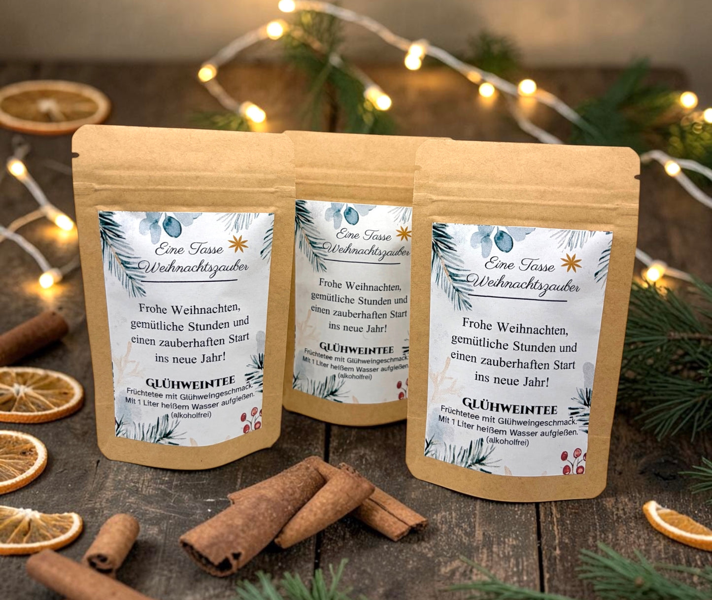 Braune Kraftpapiertüten mit weihnachtlichem Design stehen dekorativ auf einem rustikalen Holztisch. Die Tüten sind mit einem winterlich gestalteten Etikett versehen und enthalten eine Getränkemischung bzw. ein Heißgetränk zum Genießen. Im Hintergrund sorgen Tannenzweige, warme Lichter und weihnachtliche Dekoration für eine gemütliche Adventsstimmung.