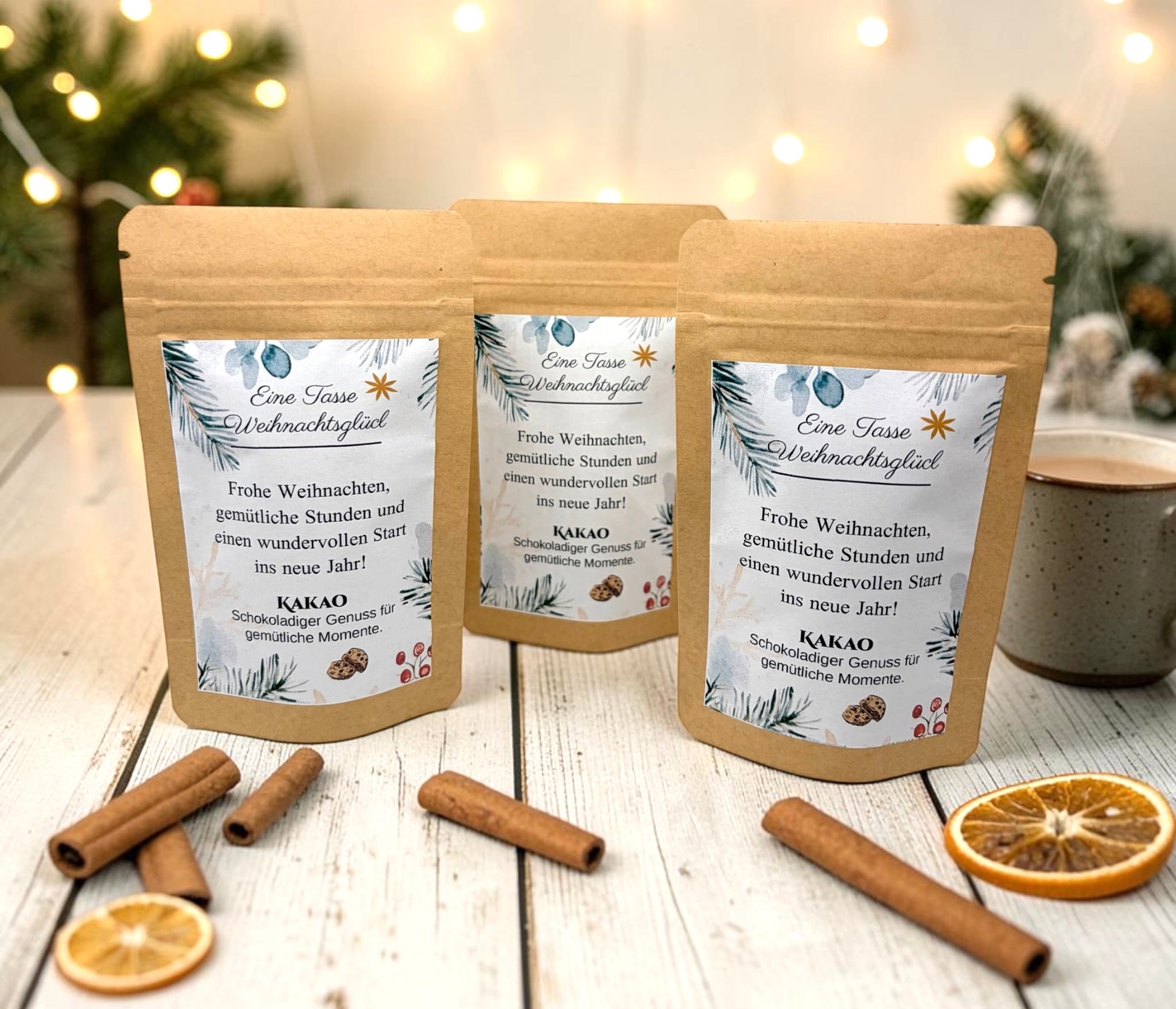 Braune Kraftpapiertüten mit weihnachtlichem Design stehen dekorativ auf einem rustikalen Holztisch. Die Tüten sind mit einem winterlich gestalteten Etikett versehen und enthalten eine Getränkemischung bzw. ein Heißgetränk zum Genießen. Im Hintergrund sorgen Tannenzweige, warme Lichter und weihnachtliche Dekoration für eine gemütliche Adventsstimmung.