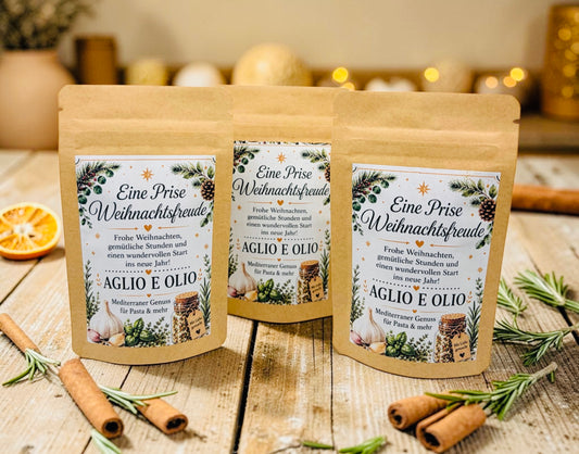 Drei liebevoll gestaltete Weihnachtsgeschenke mit Aglio e Olio Gewürzmischung in Kraftpapierbeuteln. Eine kleine Aufmerksamkeit zu Weihnachten für Freunde, Nachbarn, Kollegen, Mitarbeiter, Lehrer oder Familie. Die weihnachtlichen Gewürzgeschenke mit dem Spruch „Eine Prise Weihnachtsfreude“ eignen sich ideal als kleines Dankeschön, Wichtelgeschenk, Weihnachtsmitbringsel oder Geschenkidee für die Adventszeit. Mediterraner Genuss für Pasta und gemütliche Weihnachtsmomente.