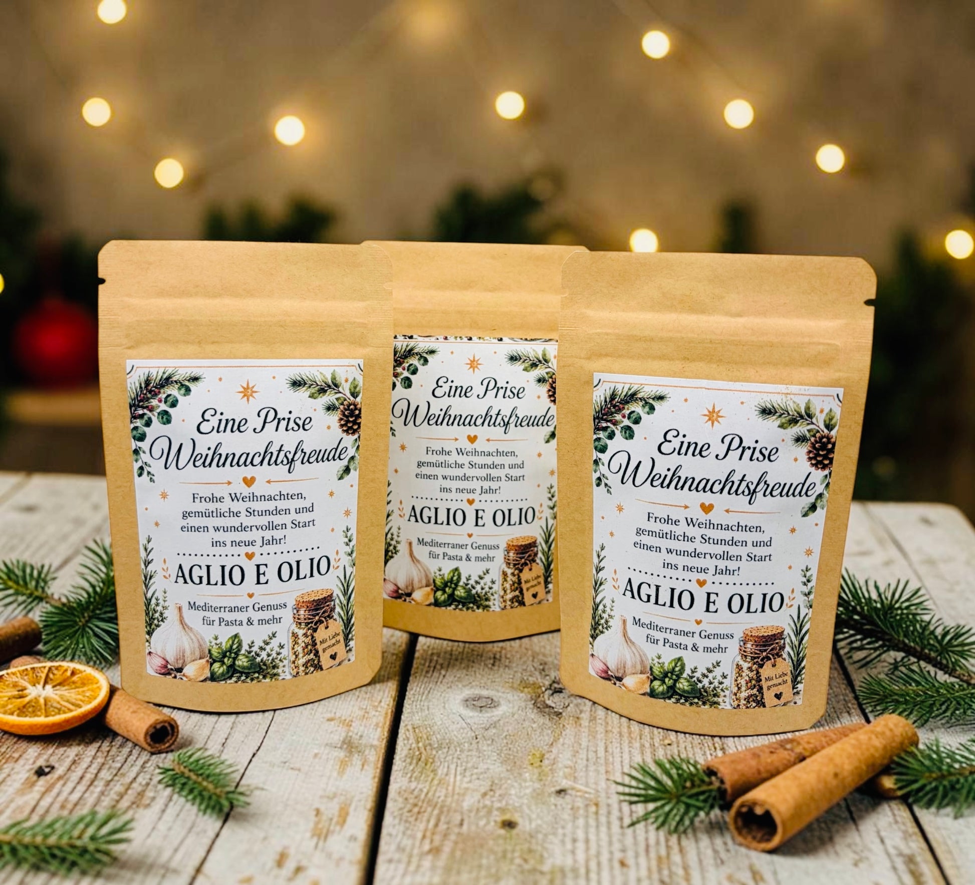 Drei liebevoll gestaltete Weihnachtsgeschenke mit Aglio e Olio Gewürzmischung in Kraftpapierbeuteln. Eine kleine Aufmerksamkeit zu Weihnachten für Freunde, Nachbarn, Kollegen, Mitarbeiter, Lehrer oder Familie. Die weihnachtlichen Gewürzgeschenke mit dem Spruch „Eine Prise Weihnachtsfreude“ eignen sich ideal als kleines Dankeschön, Wichtelgeschenk, Weihnachtsmitbringsel oder Geschenkidee für die Adventszeit. Mediterraner Genuss für Pasta und gemütliche Weihnachtsmomente.