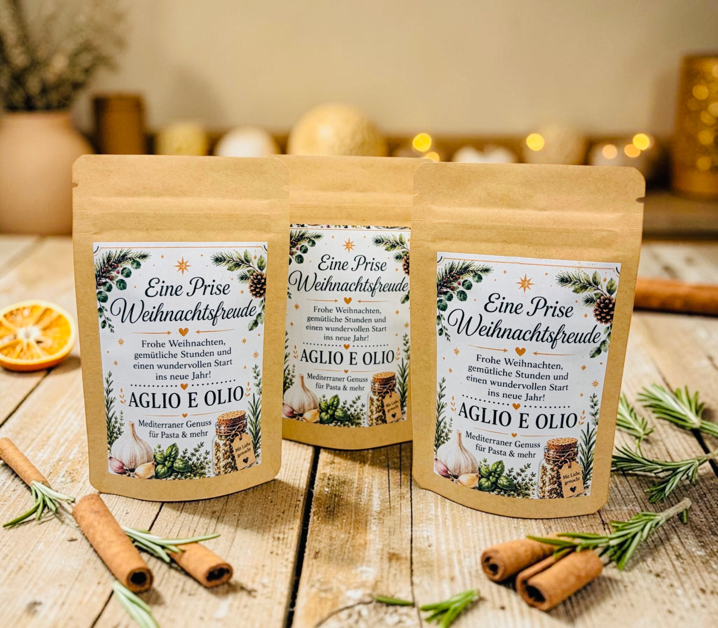 Drei liebevoll gestaltete Weihnachtsgeschenke mit Aglio e Olio Gewürzmischung in Kraftpapierbeuteln. Eine kleine Aufmerksamkeit zu Weihnachten für Freunde, Nachbarn, Kollegen, Mitarbeiter, Lehrer oder Familie. Die weihnachtlichen Gewürzgeschenke mit dem Spruch „Eine Prise Weihnachtsfreude“ eignen sich ideal als kleines Dankeschön, Wichtelgeschenk, Weihnachtsmitbringsel oder Geschenkidee für die Adventszeit. Mediterraner Genuss für Pasta und gemütliche Weihnachtsmomente.