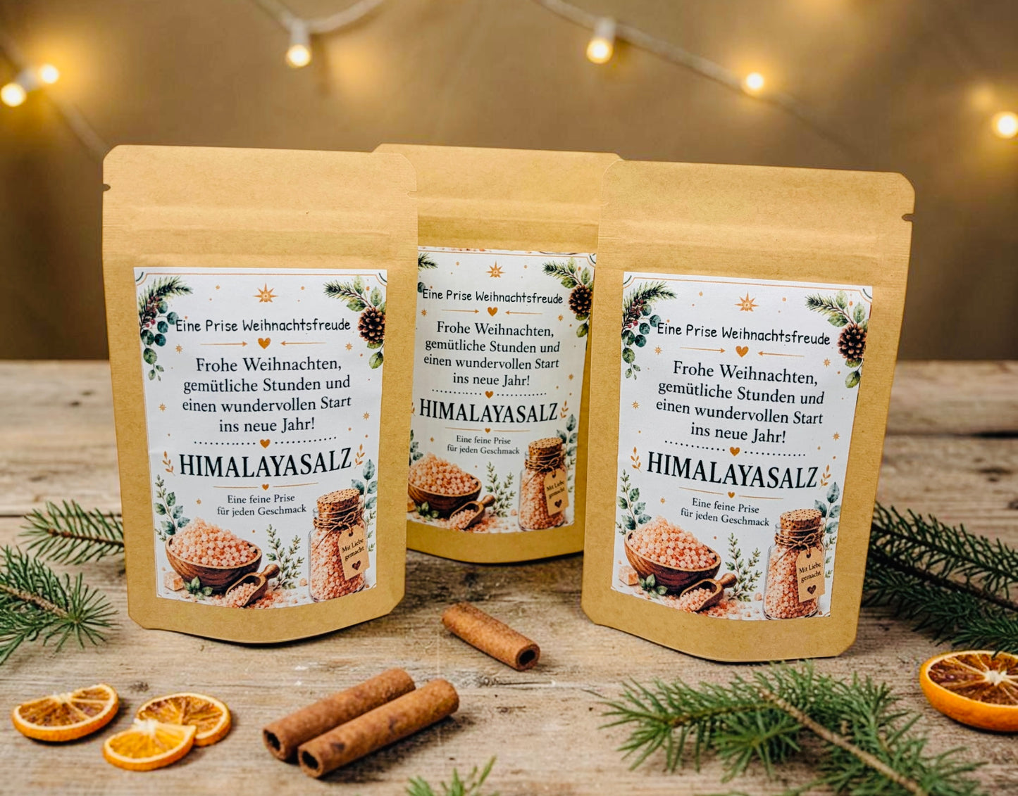Drei liebevoll gestaltete Weihnachtsgeschenke mit Himalayasalz in Kraftpapierbeuteln. Eine kleine Aufmerksamkeit zu Weihnachten für Freunde, Nachbarn, Kollegen, Mitarbeiter, Lehrer oder Familie. Die weihnachtlichen Gewürzgeschenke mit dem Spruch „Eine Prise Weihnachtsfreude“ eignen sich ideal als kleines Dankeschön, Wichtelgeschenk, Weihnachtsmitbringsel oder Geschenkidee für die Adventszeit. Mediterraner Genuss für Pasta und gemütliche Weihnachtsmomente.