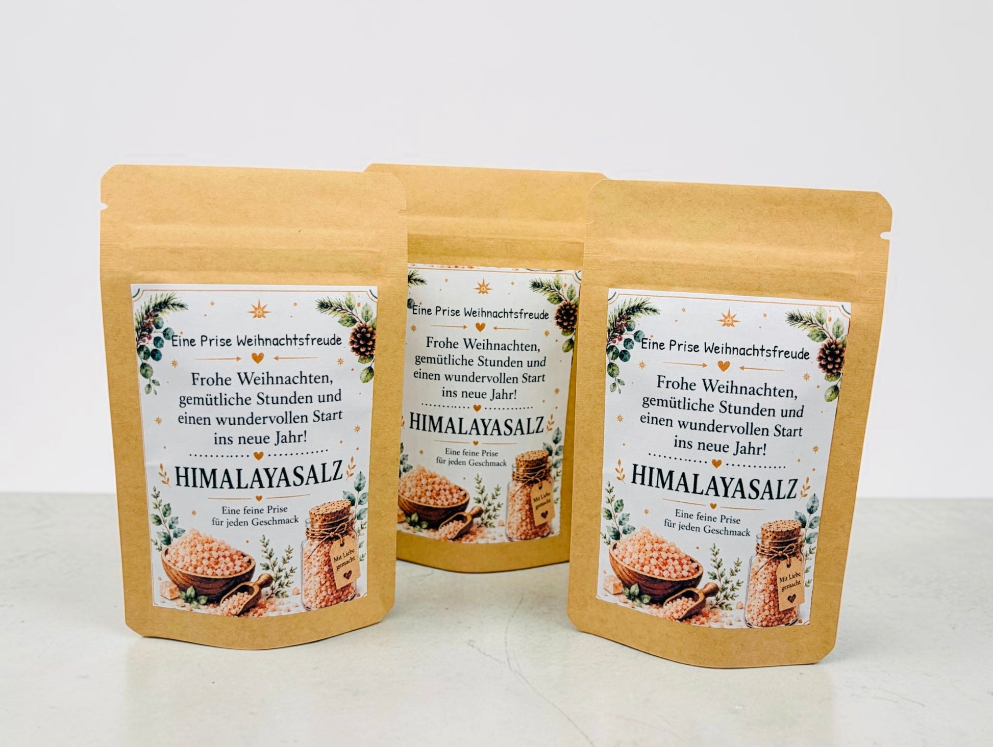 Drei liebevoll gestaltete Weihnachtsgeschenke mit Himalayasalz in Kraftpapierbeuteln. Eine kleine Aufmerksamkeit zu Weihnachten für Freunde, Nachbarn, Kollegen, Mitarbeiter, Lehrer oder Familie. Die weihnachtlichen Gewürzgeschenke mit dem Spruch „Eine Prise Weihnachtsfreude“ eignen sich ideal als kleines Dankeschön, Wichtelgeschenk, Weihnachtsmitbringsel oder Geschenkidee für die Adventszeit. Mediterraner Genuss für Pasta und gemütliche Weihnachtsmomente.