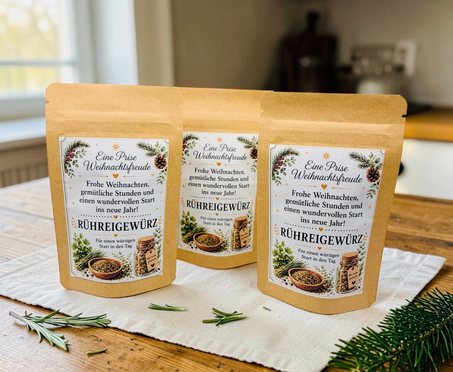 Drei liebevoll gestaltete Weihnachtsgeschenke mit Rührei Gewürzmischung in Kraftpapierbeuteln. Eine kleine Aufmerksamkeit zu Weihnachten für Freunde, Nachbarn, Kollegen, Mitarbeiter, Lehrer oder Familie. Die weihnachtlichen Gewürzgeschenke mit dem Spruch „Eine Prise Weihnachtsfreude“ eignen sich ideal als kleines Dankeschön, Wichtelgeschenk, Weihnachtsmitbringsel oder Geschenkidee für die Adventszeit. Mediterraner Genuss für Pasta und gemütliche Weihnachtsmomente.