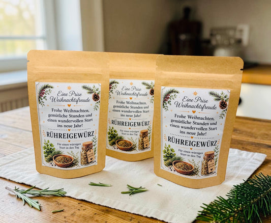 Drei liebevoll gestaltete Weihnachtsgeschenke mit Rührei Gewürzmischung in Kraftpapierbeuteln. Eine kleine Aufmerksamkeit zu Weihnachten für Freunde, Nachbarn, Kollegen, Mitarbeiter, Lehrer oder Familie. Die weihnachtlichen Gewürzgeschenke mit dem Spruch „Eine Prise Weihnachtsfreude“ eignen sich ideal als kleines Dankeschön, Wichtelgeschenk, Weihnachtsmitbringsel oder Geschenkidee für die Adventszeit. Mediterraner Genuss für Pasta und gemütliche Weihnachtsmomente.