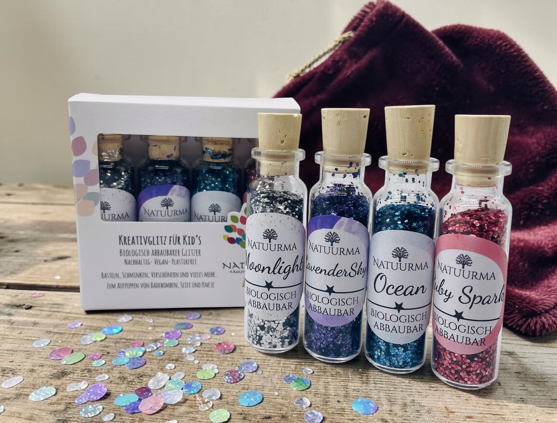 Das Bild zeigt unser hochwertiges KreativGlitzer-Set mit vier Glasfläschchen aus Glas und Naturkorken. Enthalten sind die Farben Silber, Blau, Lila und Rot. Der biologisch abbaubare Glitzer ist plastikfrei, vegan und Made in Germany. Ideal für Bastelarbeiten, DIY-Projekte, Sensorik, Matschküchen, Dekorationen, Grußkarten, Geschenkverpackungen und viele weitere kreative Ideen. Liebevoll verpackt von Echte DekoLiebe.